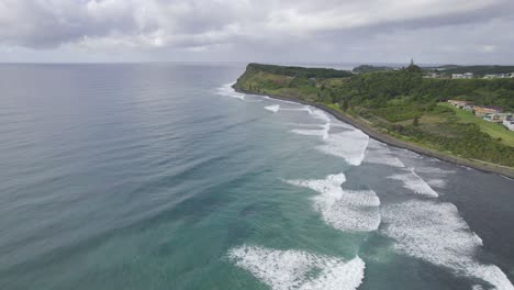 Sanfte-Brechende-Wellen---Lennox-Heads---Northern-Rivers-Region---New-South-Wales---Australien---Luftaufnahme