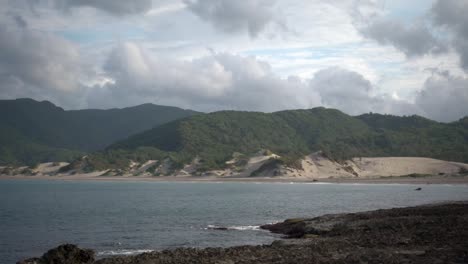 海邊的沙山,綠色覆蓋和雲彩