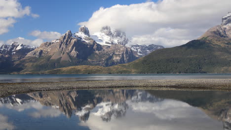 Densas-Nubes-Cubren-La-Cordillera-De-Darwin-En-Los-Fiordos-Patagónicos,-Tierra-Del-Fuego,-Chile,-Sudamérica