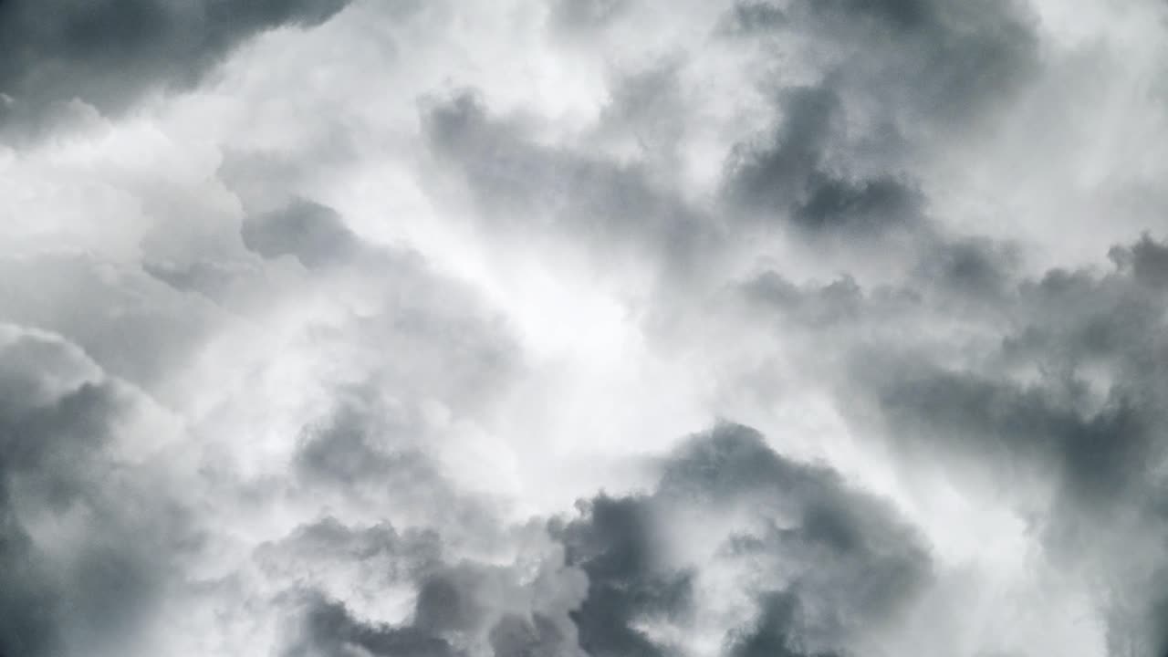 번개가 치는 어두운 하늘의 4k 먹구름