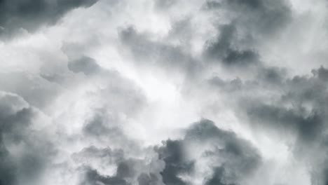 nubes oscuras de 4k en el cielo oscuro con relámpagos ardientes