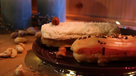 deliciosos canutillos en un plato