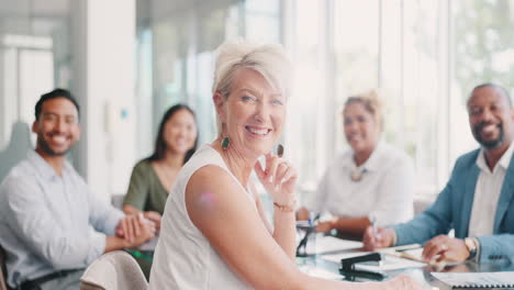 Mujer-De-Negocios-Madura,-Diversidad