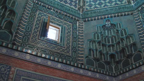 interni colorati della moschea