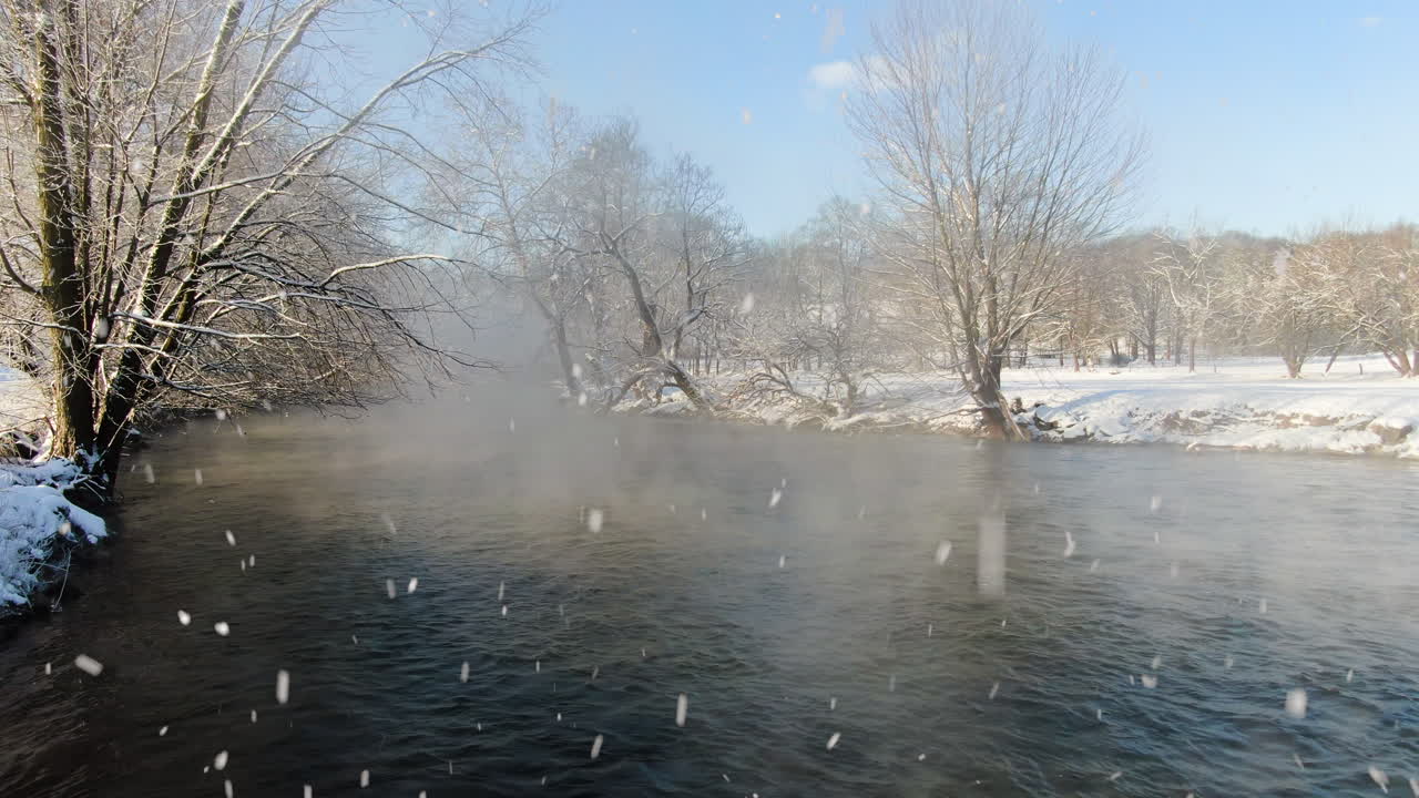 차가운 안개 낀 강에 떨어지는 공중 눈, 하얀 얼음 덮힌 은행