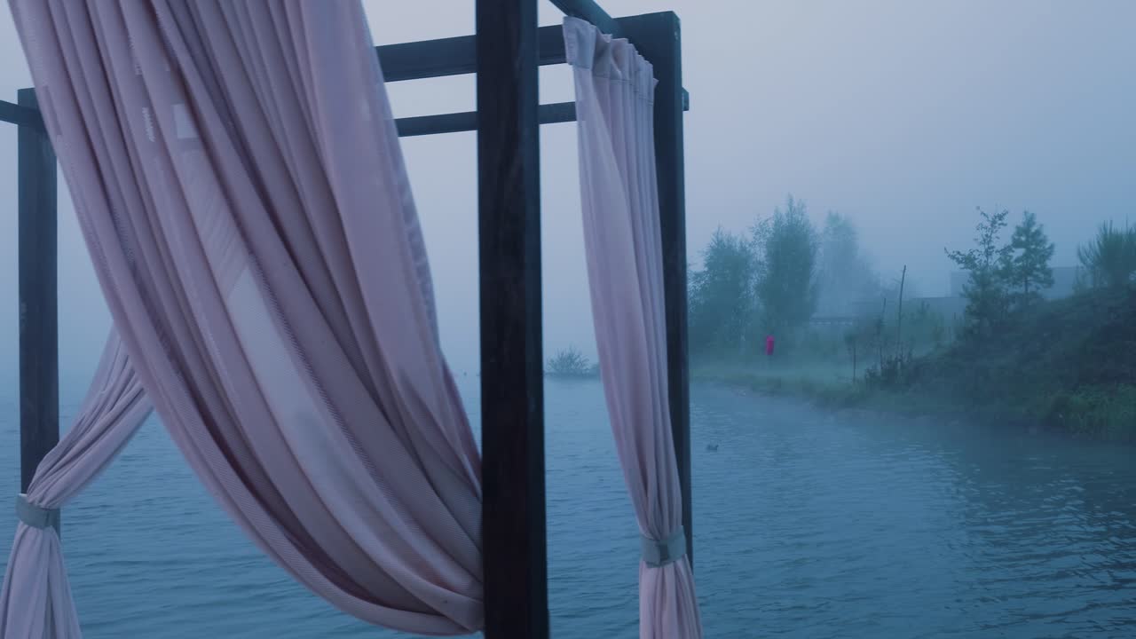 가제보 에서 안개 가 가득 한 호수 의 전망