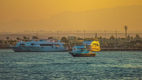 Zeitraffer-Von-Booten-Und-Yachten,-Die-Im-Schönen-Hafen-Von-Hurghada,-Ägypten,-Parken