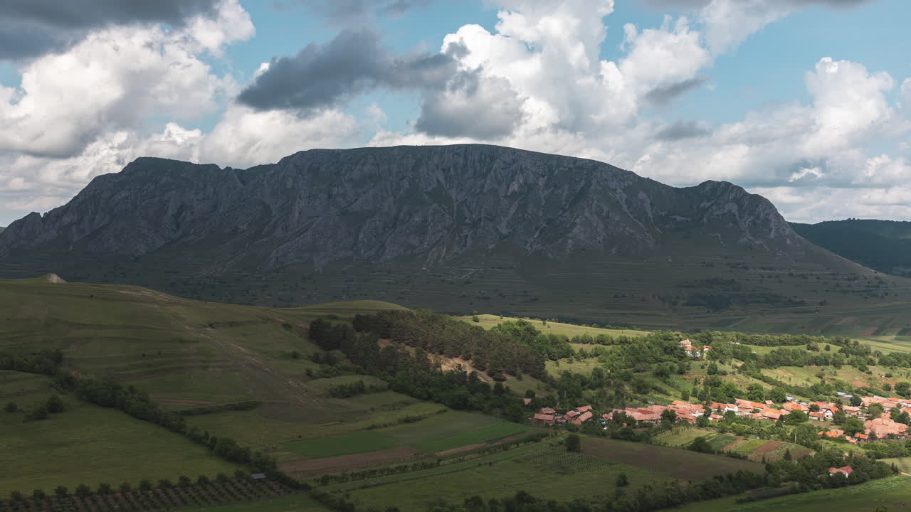 Drammatico time-lapse sulle montagne di Rimetea, Transilvania, Romania.