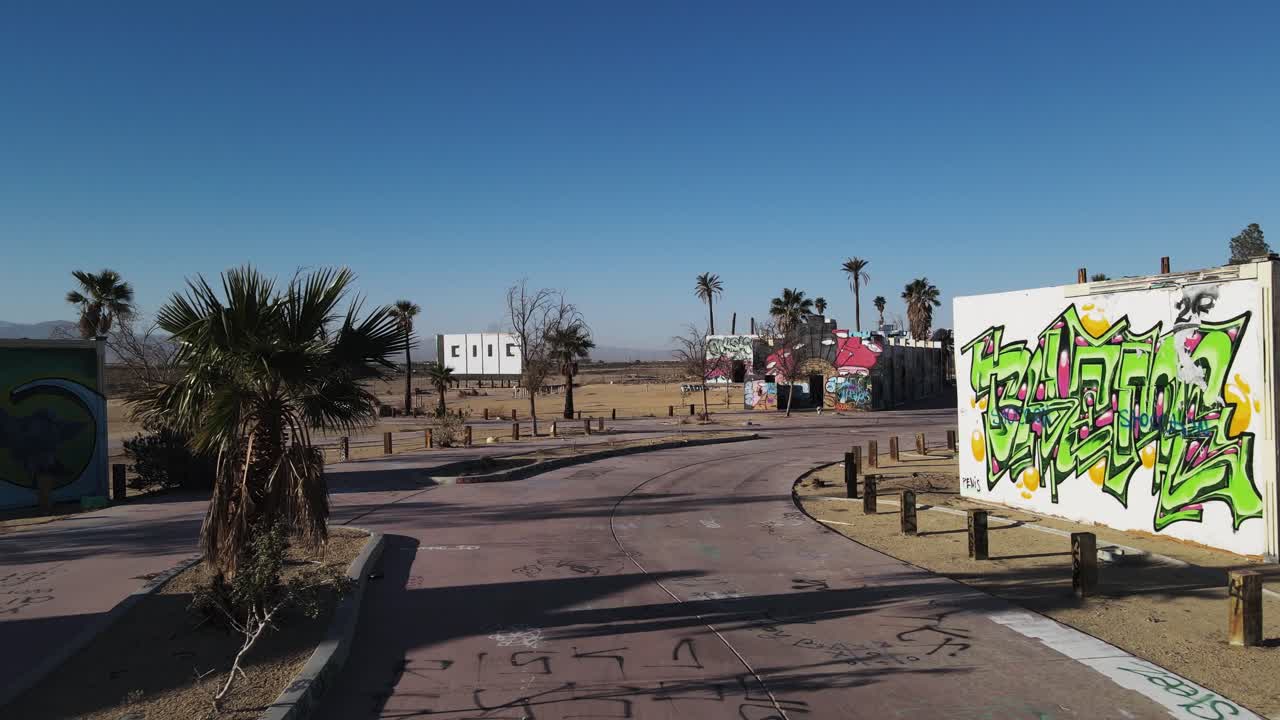 imágenes aéreas de edificios abandonados espeluznantes con coloridos graffitis en el desierto de mojave, california.