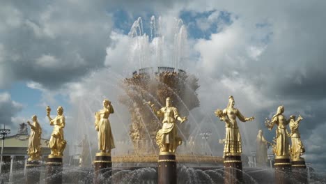 golden fountain in moscow