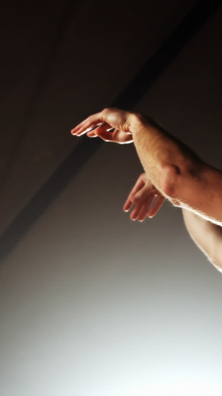 deportista jugando al baloncesto