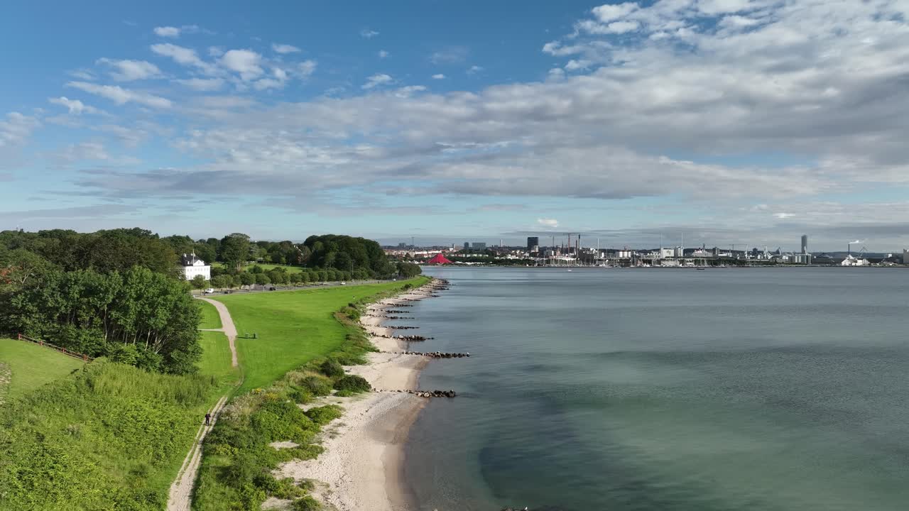덴마크 아르후스 의 마르셀리스보르그 해변 위 를 날아다니는 낮은 역 도리