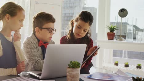 niños como ejecutivos de negocios usando portátiles y tabletas digitales 4k