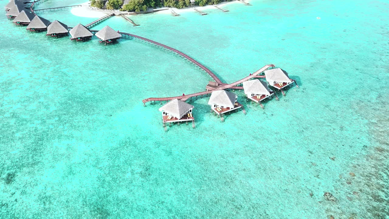 Khu Nghỉ Dưỡng Sang Trọng ở Maldives, Ảnh Chụp Từ Drone Các Bungalow Trên Mặt Nước, Đầm Phá Màu Lam Ngọc và Hòn Đảo Nhỏ Với Bãi Cát Trắng