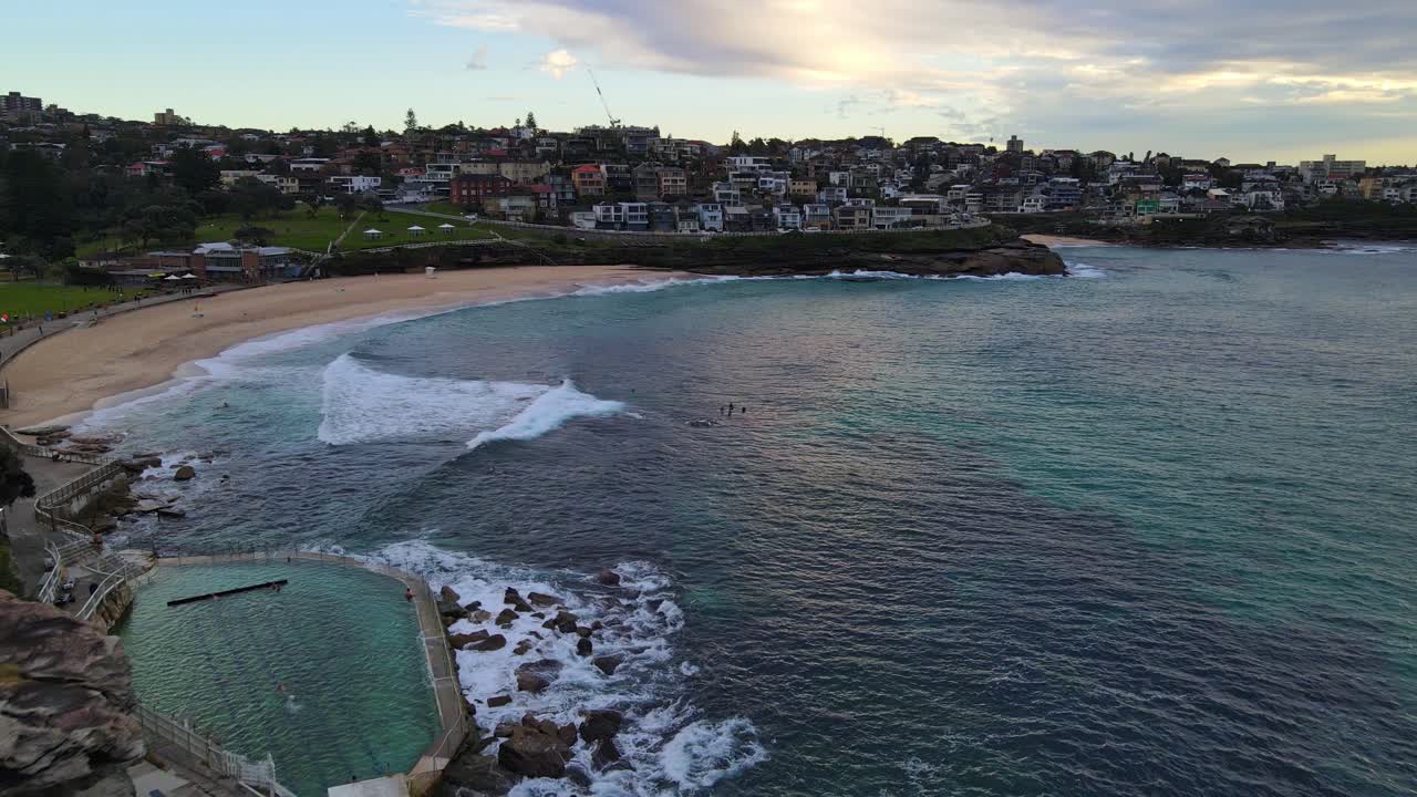 호주 뉴 사우스 웨일즈의 해안선에 있는 브론테 해변과 건물 구조