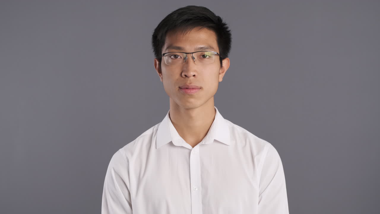 카메라를 바라보는 아시아인 남자