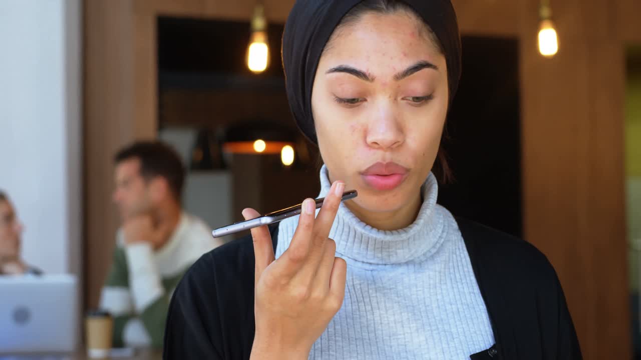 ejecutivo hablando por teléfono móvil en la oficina 4k