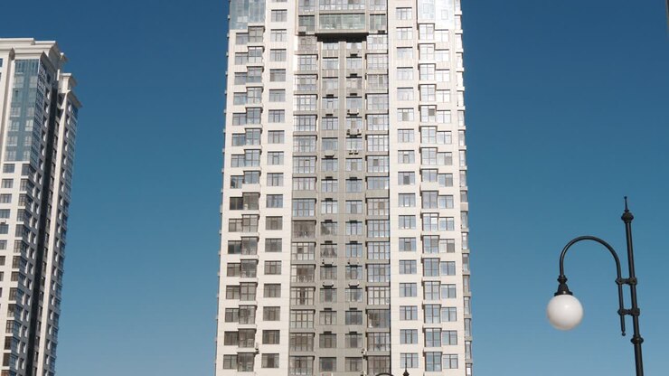 Inquadratura dal basso dell'architettura di edifici moderni in un'area residenziale