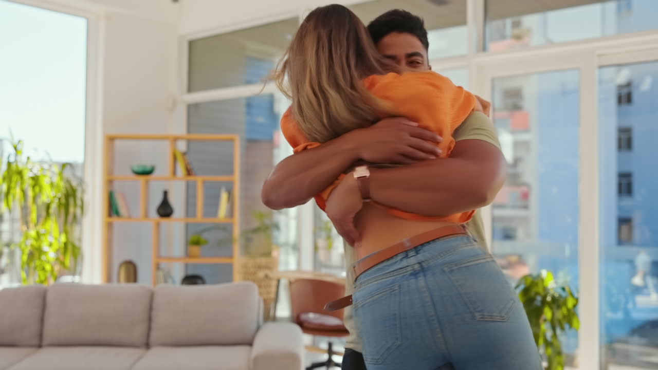 amor, pareja y abrazo en el salón