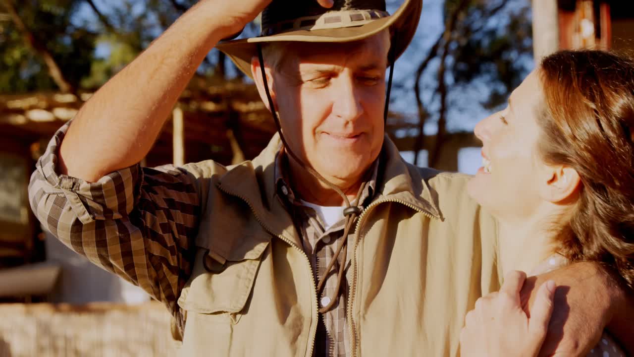 una pareja de ancianos abrazándose 4k