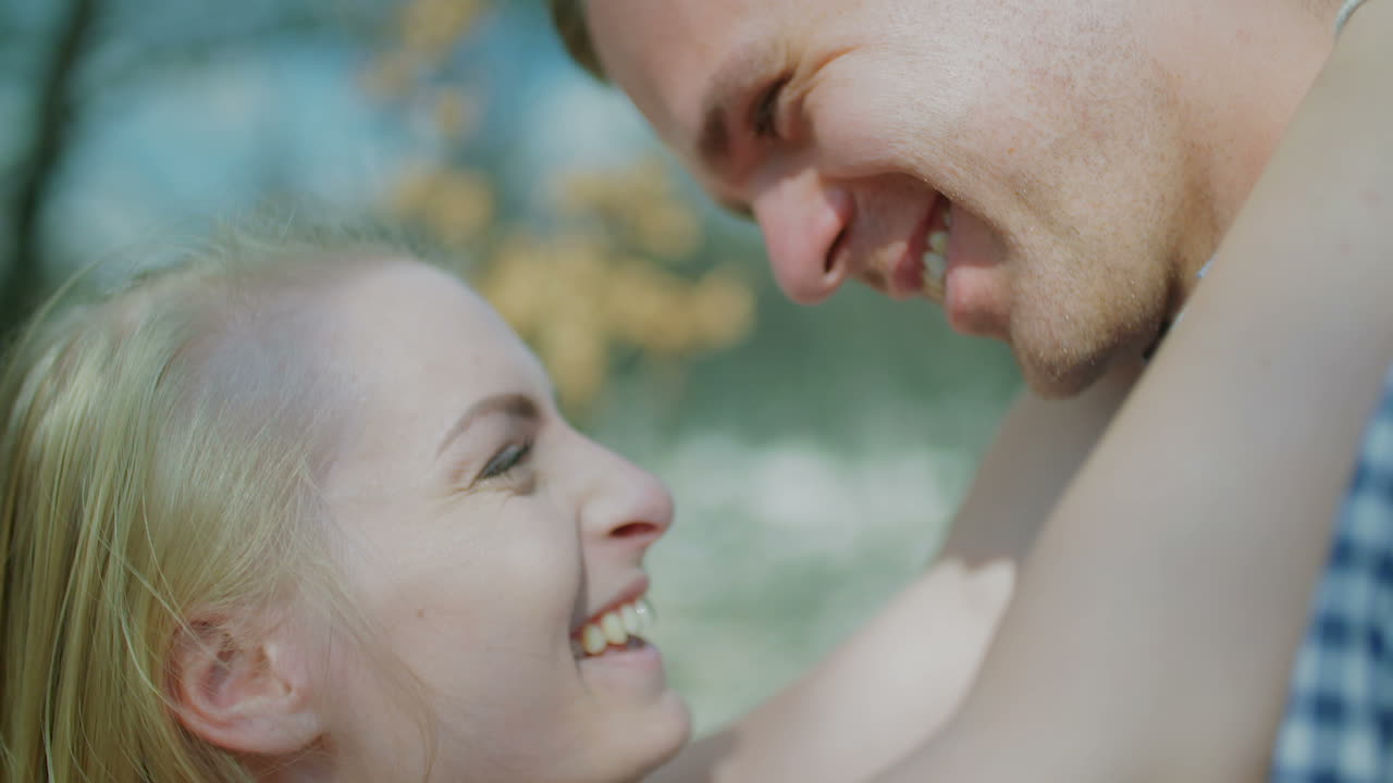 Primo piano di una coppia amorevole e positiva che sorride