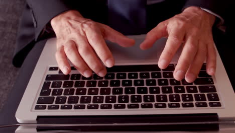 hombre de negocios usando una computadora portátil en el suelo