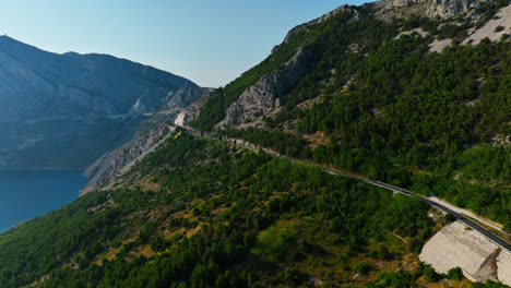 Vista-Aérea-De-La-Ruta-De-Tráfico-D8-En-La-Costa-De-La-Riviera-De-Makarska-En-Croacia.