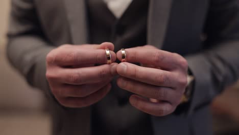 el novio se pone su anillo de bodas.