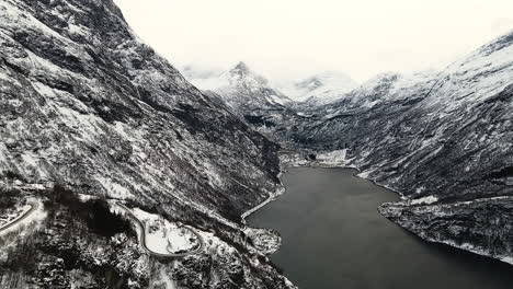 Erstaunliche-Aussicht-Auf-Die-Schneebedeckten-Berge-Des-Geirangerfjords-In-Norwegen---Luftaufnahme