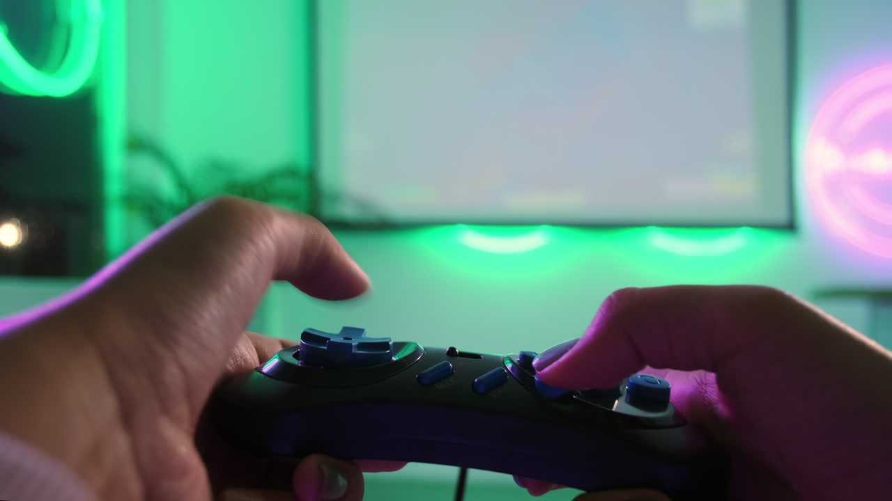 persona jugando a un videojuego con un controlador retro