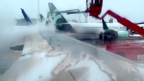 vista de la ventana de la aerolínea del ala congelada del avión en el norte de noruega, aeropuerto de longyearbyen, svalbard