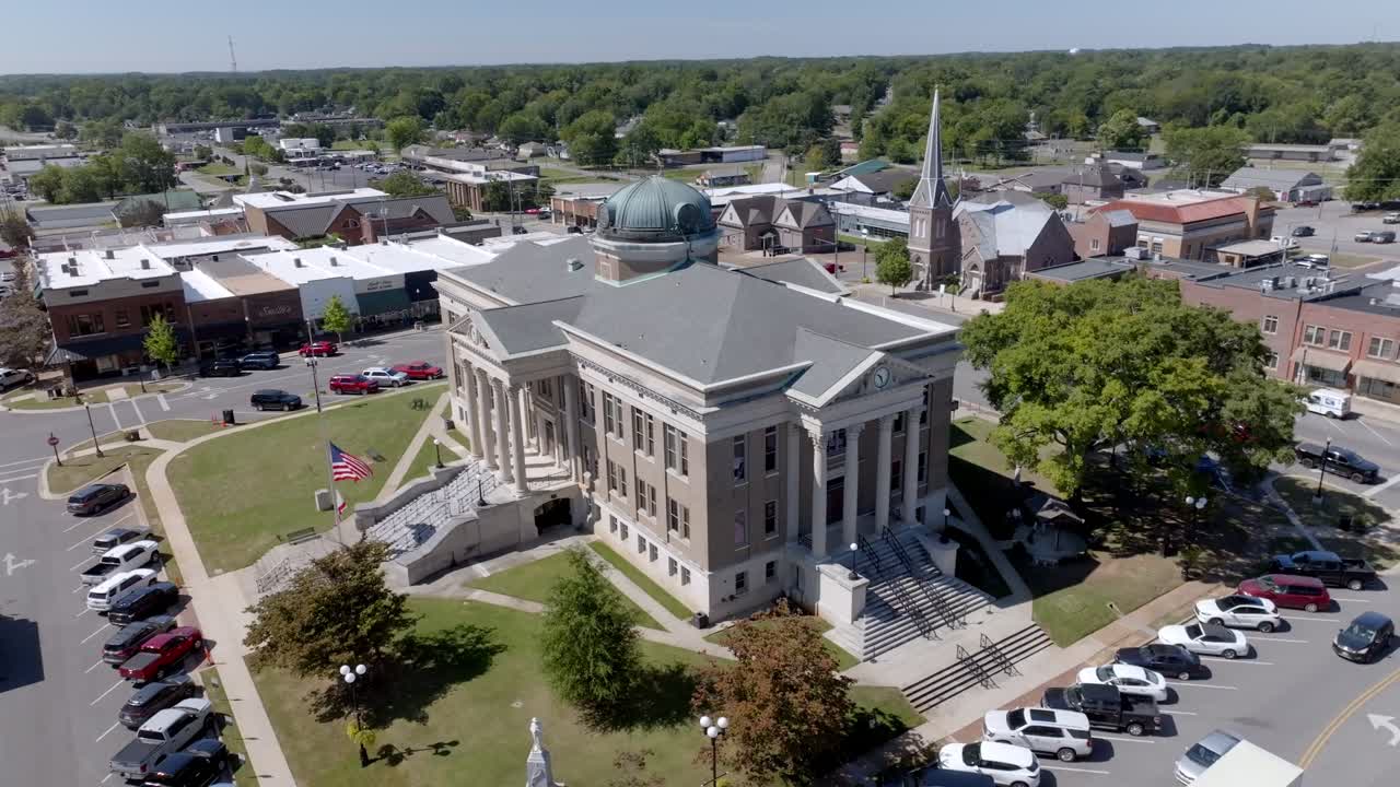 Gedung Pengadilan Limestone County di Athena, Alabama dengan video drone bergerak melingkar secara close-up.