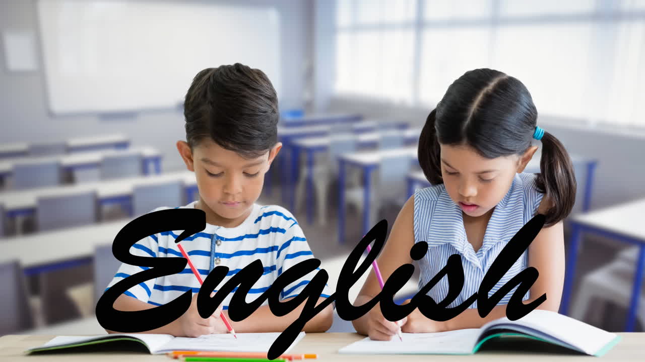 animación de texto en inglés y escolares en un aula vacía