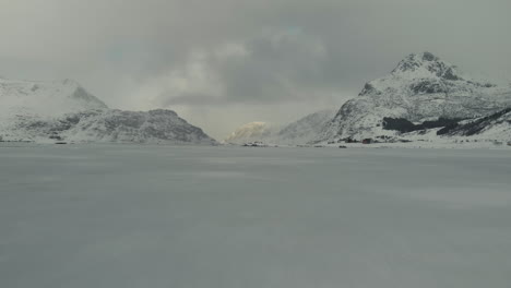 Drohnenaufnahme-Eines-Zugefrorenen-Sees-Auf-Den-Lofoten-Mit-Bergen-Im-Hintergrund