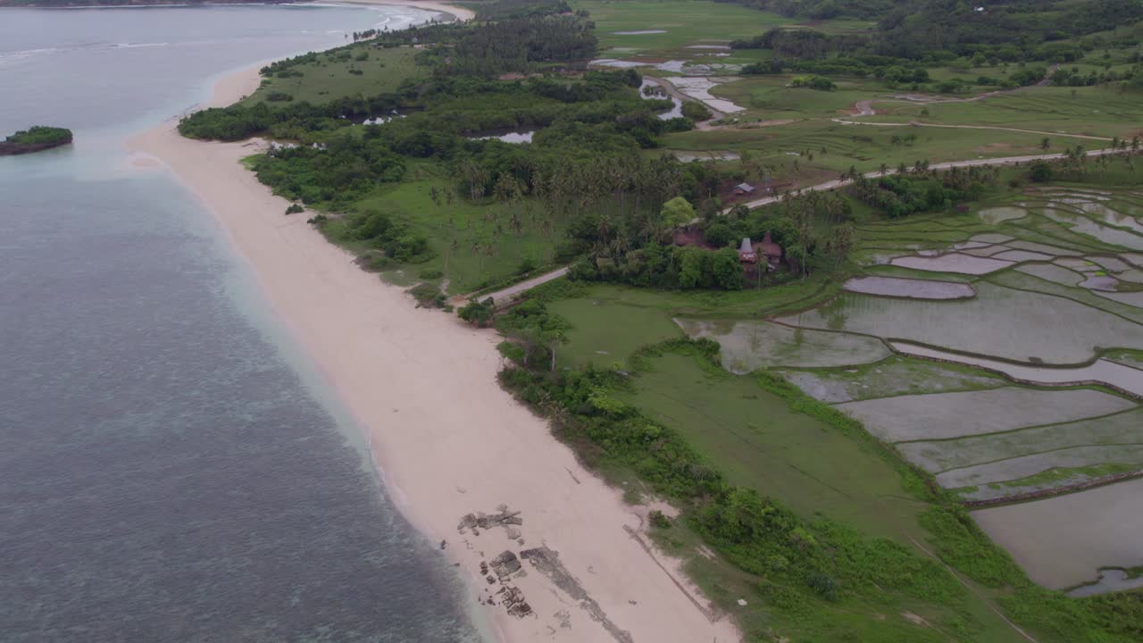 arriba tiro pantai marosi sumba indonesia nadie en la playa, inclinación aérea