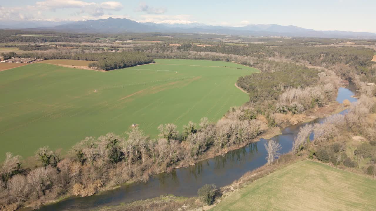 엘 플루비아 강 잔잔한 겨울 카탈로니아 지방 헤로나 코스타 브라바 옆에 있는 농작물