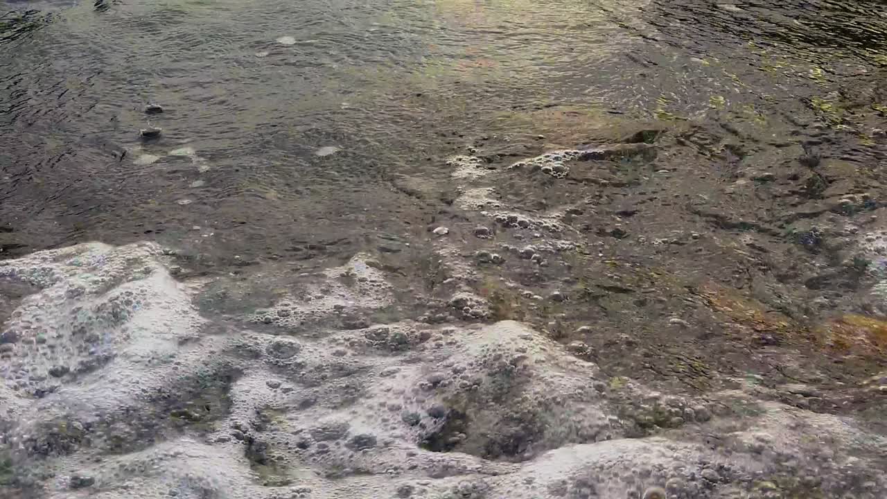 바위를 치는 파도 형성