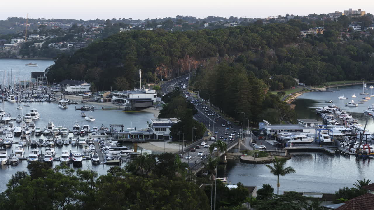 시드니 스피트 브릿지 (sydney spit bridge) 는 북쪽 해변으로 돌아가는 도시 노동자들의 교통을 보여주는 낮과 밤의 타임 스입니다.