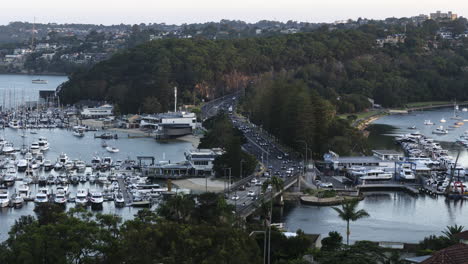 Sydneys-Spit-Bridge-Im-Zeitraffer-Von-Tag-Zu-Nacht-Zeigt-Den-Verkehr-Der-Stadtarbeiter-Auf-Dem-Weg-Nach-Hause-Zu-Den-Nördlichen-Stränden