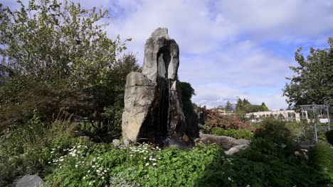 la fuente de agua de la estatua de la virgen maría blanca