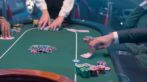 grupo de personas jugando cartas de póquer en el casino