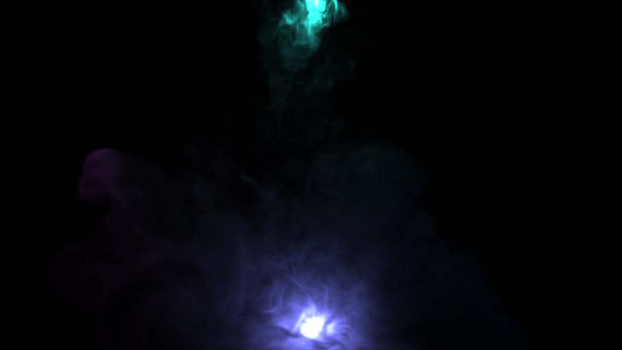 색의 연기가 검은 바탕에 연기가 어오르고 있다.