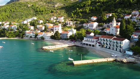 Pueblo-Pesquero-De-Brist-En-El-Sur-De-Dalmacia,-Croacia---Toma-Aérea