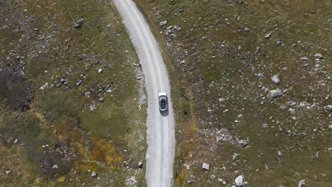 Luftaufnahme-Einer-Drohne-Von-Oben-Auf-Ein-Auto,-Das-Auf-Einer-Vikafjell-Straße,-Einem-Berg-Im-Westen-Norwegens,-Fährt