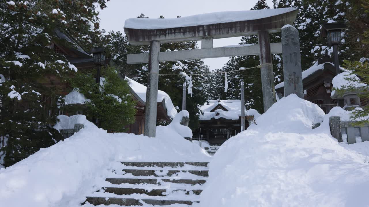 torii japonés, cubierto de nieve después de la ventisca