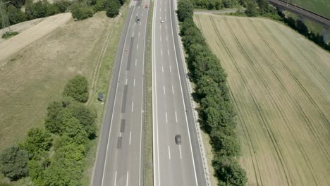 Drohnen-Luftaufnahme-Der-Deutschen-Autobahn-Bei-Hellem-Sonnenlicht,-Deutschland,-Europa