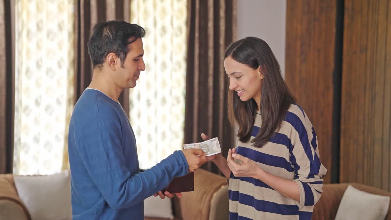 esposa india pidiendo dinero al pobre marido