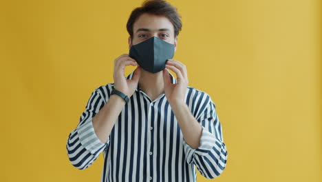 hombre con una máscara facial