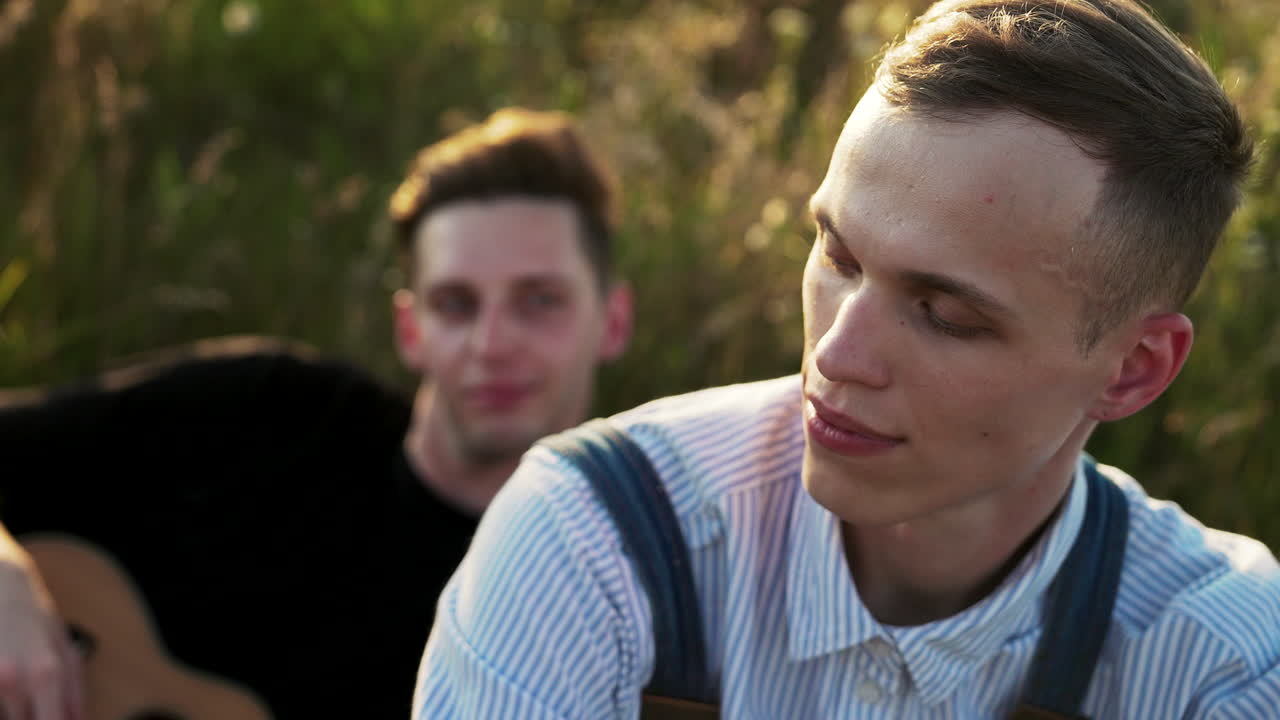 담요 위 에 두 사람