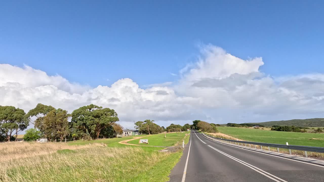 울창한 풍경을 가로질러 그림 같은 여행